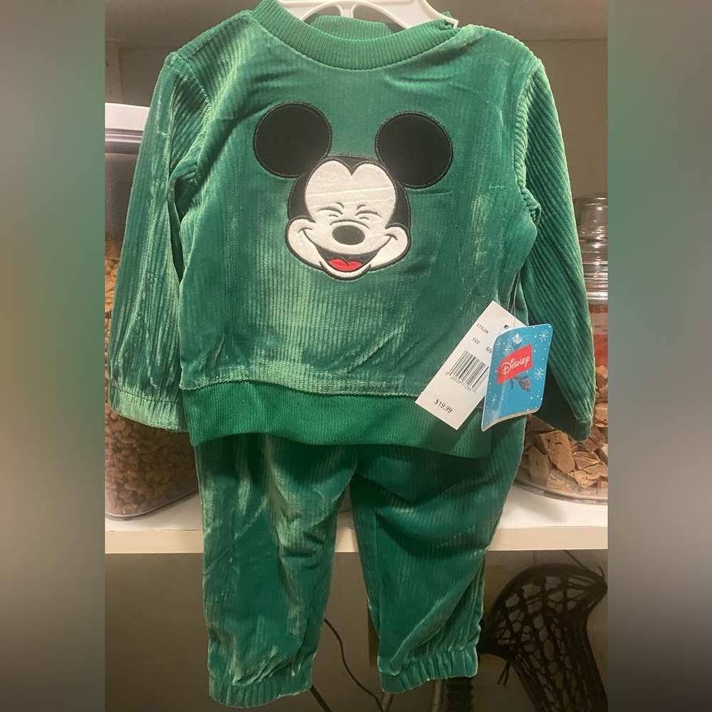 NWT - Disney Baby 6/9 M
Green Velour Mickey Mouse 2 pc Set